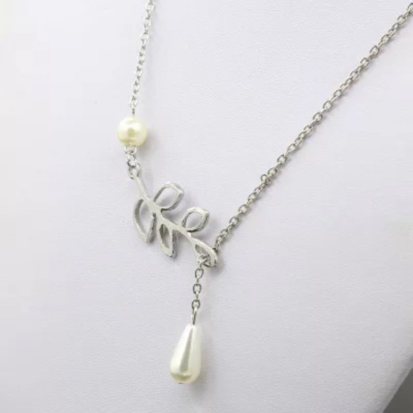 Unique “Land & Sea” Pearl Leaf Beautiful Necklace - Picture 6 of 9